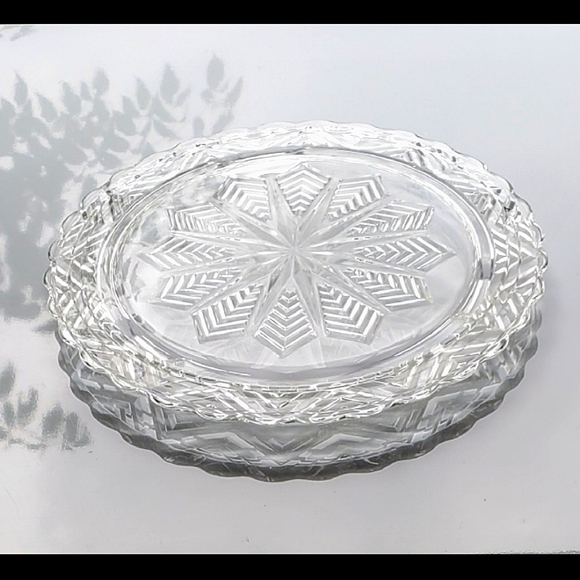 Vntg 11 1/2" Cake Plate Feathers 🪶,Snowflakes, Geometric Low Profile Design - Picture 2 of 12